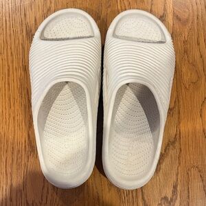 CROCS Textured White Slides